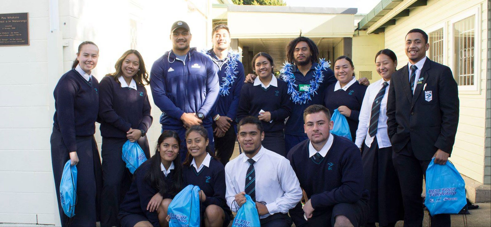 Blues player and All Black, Ofa Tu’ungafasi, returns to his kura Māngere College, to gift several pairs of Blues rugby boots and to connect  with current students and his former teachers
